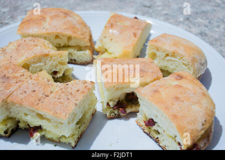 Condite il pane tipico piatto siciliano, con pomodori secchi, olio extra vergine di oliva e origano. Foto Stock