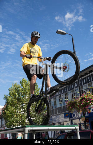 Orpington,UK,xx Settembre 2015,Orpington High Street è diventato un traffico zona libera come ciclisti ha preso il sopravvento. Andy Johnson esegue un credito stun: Keith Larby/Alamy Live News Foto Stock