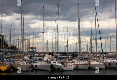 Un sacco di barche, a Grignano pier Foto Stock