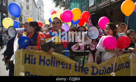 Londra, Regno Unito. Xx Settembre, 2015. I sostenitori del Dalai Lama per attendere il suo arrivo a St Martin's Lane. In occasione della Sua Santità il XIV Dalai Lama dando un parlare di 'Ahmisa - India il contributo al mondo' at The London Coliseum, i sostenitori di Sua Santità e i manifestanti dalla International Shugden comunità riunita a San Martin's Lane. Credito: Immagini vibranti/Alamy Live News Foto Stock