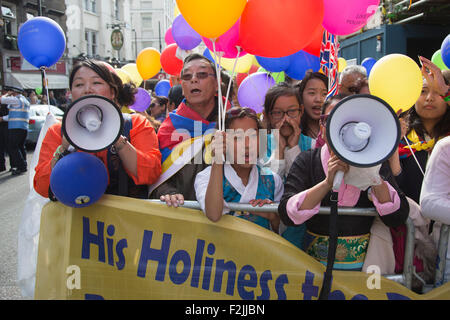 Londra, Regno Unito. Xx Settembre, 2015. I sostenitori del Dalai Lama per attendere il suo arrivo a St Martin's Lane. In occasione della Sua Santità il XIV Dalai Lama dando un parlare di 'Ahmisa - India il contributo al mondo' at The London Coliseum, i sostenitori di Sua Santità e i manifestanti dalla International Shugden comunità riunita a San Martin's Lane. Credito: Immagini vibranti/Alamy Live News Foto Stock