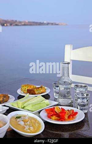 Tavolo con tradizionale cretese e alimentare il raki, il tradizionale cretese drink presso la taverna nella città di Ierapetra, Lassithi, Creta, Grecia Foto Stock