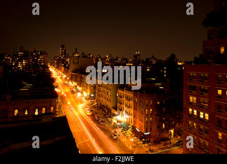 Una vista notturna di Amsterdam Avenue e l'Upper West Side di Manhattan, New York City, nello Stato di New York, U.S.A. Foto Stock