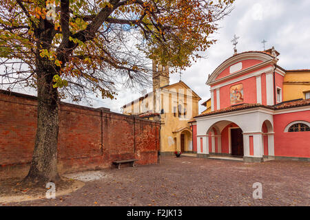 Due chiese colorate sul piccolo ciottolo Town Square nella città di Barolo in Piemonte, Italia settentrionale. Foto Stock