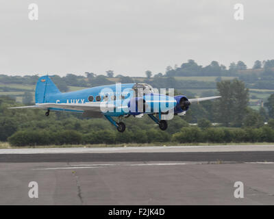 Yeovilton, Regno Unito - 11 Luglio 2015: Vintage Avro Anson battenti a Yeovilton giorno dell'aria. Foto Stock