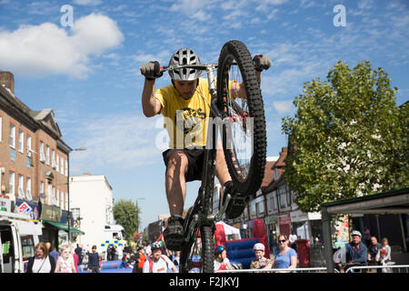 Orpington,UK,xx Settembre 2015,Orpington High Street è diventato un traffico zona libera come ciclisti ha preso il sopravvento. Andy Johnson esegue un credito stun: Keith Larby/Alamy Live News Foto Stock