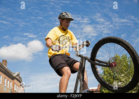 Orpington,UK,xx Settembre 2015,Orpington High Street è diventato un traffico zona libera come ciclisti ha preso il sopravvento. Andy Johnson esegue un credito stun: Keith Larby/Alamy Live News Foto Stock