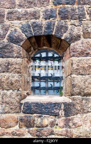 Vecchia finestra al castello medievale in Vyborg, Russia Foto Stock