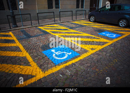 Parcheggio per auto e il segnale per i disabili Foto Stock