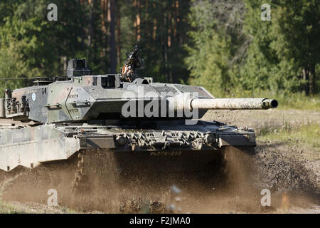 Leopard 2A6 battaglia principale serbatoio dell'esercito finlandese, acquistati dai Paesi Bassi, visualizzati in corrispondenza della brigata corazzate in parola. Foto Stock