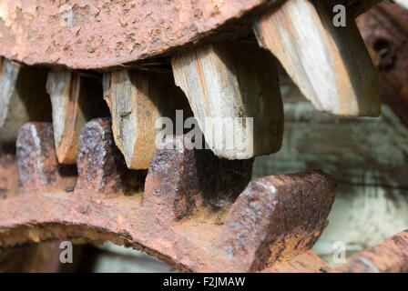 Cogwhell in metallo e legno rustily denti Foto Stock