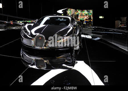 Placcato in argento Bugatti Veyron sul display all'Autostadt, stabilimento Volkswagen a Wolfsburg Bassa Sassonia Germania Europa Foto Stock