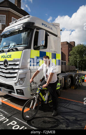 Orpington,UK,xx Settembre 2015,Ciclo Task Force per la sicurezza stradale visita del team Orpington nel Kent per rendere consapevoli i ciclisti di autocarri blindspot Credito: Keith Larby/Alamy Live News Foto Stock