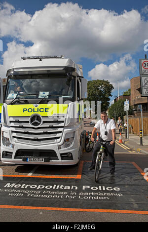 Orpington,UK,xx Settembre 2015,Ciclo Task Force per la sicurezza stradale visita del team Orpington nel Kent per rendere consapevoli i ciclisti di autocarri blindspot Credito: Keith Larby/Alamy Live News Foto Stock