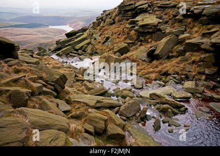 Kinder caduta su un tetro e nebbioso giorno d'inverno nel Parco Nazionale di Peak District. Kinder serbatoio è visibile in lontananza Foto Stock