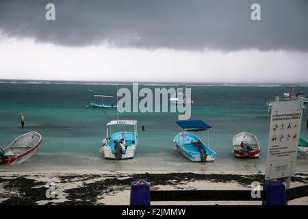 Barche in mare in Puerto Morelos, Messico. Foto Stock