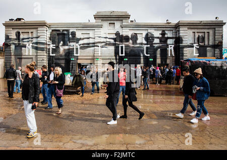 I visitatori di Banksy's Dismaland in Weston super Mare Regno Unito con Mediocre slogan l'impostazione del tono ironico del parco a tema Foto Stock