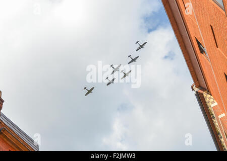 Londra, Regno Unito. Xx Settembre 2015. flypast quattro Spitfires due uragani per contrassegnare il settantacinquesimo anniversario della battaglia Gran Bretagna Foto Stock