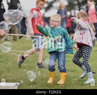 Poco Hayfield DERBYSHIRE REGNO UNITO XX Settembre 2015 un ragazzo e una ragazza giocare con bolle all'annuale Hayfield Paese mostrano . Hayfield Paese mostrano Derbyshire UK Credit: Giovanni friggitrice/Alamy Live News Foto Stock