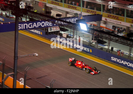 Singapore. Xx Settembre, 2015. Sebastian Vettel del team Scuderia Ferrari gesti come egli vince il Singapore Street il circuito Grand Prix di Formula 1 Credito: Chung Jin Mac/Alamy Live News Foto Stock