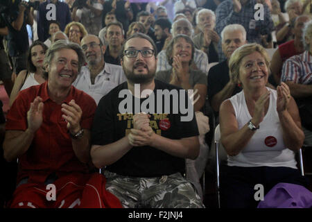 Atene, Grecia. Xx Settembre, 2015. I sostenitori di sinistra partito SYRIZA reagiscono come si guarda il primo exit poll in Atene, Grecia, Sett. 20, 2015. Il greco di sinistra radicale SYRIZA parte conduce Domenica elezioni generali, secondo un exit poll rilasciato con la chiusura di scrutini. Credito: Marios Lolos/Xinhua/Alamy Live News Foto Stock