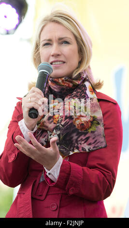 Berlino, Germania. Xx Settembre, 2015. La famiglia tedesca il Ministro Manuela Schwesig parla durante la fase di apertura del 'Weltkindertag' (lit. Giornata Universale dei Bambini) del Deutsches Kinderhilfswerk (bambino tedesco Welfare Association) e l'Unicef Germania a Berlino, Germania, 20 settembre 2015. Quest'anno la Giornata per i bambini sotto il motto "Kinder willkommen!" (Bambini benvenuti!) si concentra sul persistere della crisi di rifugiati. Foto: JOERG CARSTENSEN/dpa/Alamy Live News Foto Stock