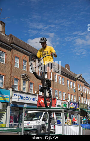 Orpington,UK,xx Settembre 2015,Orpington High Street è diventato un traffico zona libera come ciclisti ha preso il sopravvento. Andy Johnson esegue un credito stun: Keith Larby/Alamy Live News Foto Stock