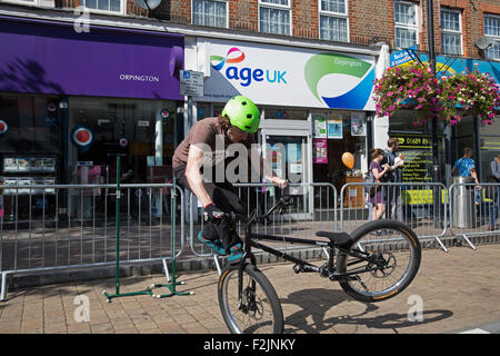 Orpington,UK,xx Settembre 2015,Orpington High Street è diventato un traffico zona libera come ciclisti ha preso il sopravvento. Euan Beaden esegue stunt Credito: Keith Larby/Alamy Live News Foto Stock