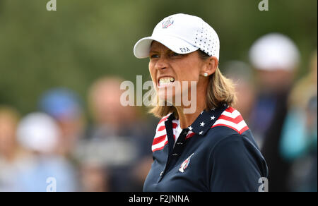 St. Leon-Rot, Germania. Xx Settembre, 2015. Noi golfista Angela Stanford reagisce durante la Solheim Cup in St. Leon-Rot, Germania, 20 settembre 2015. Due squadre consistente dei migliori dodici femmina professionale i golfisti provenienti da Europa e Stati Uniti, rispettivamente, per prendere parte alla Biennale team golf tournament, con le sedi di gara rotante tra Europa e Stati Uniti. La Germania è l'hosting del Solheim Cup per la prima volta. Foto: UWE ANSPACH/dpa/Alamy Live News Foto Stock