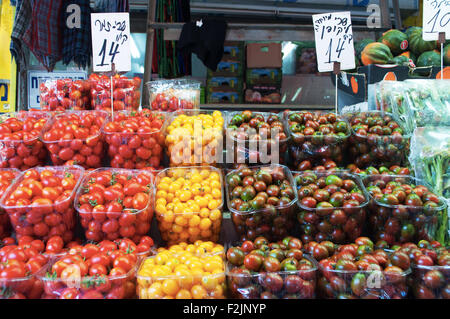 Pomodori per la vendita al mercato Carmel, Tel Aviv, Israele Foto Stock