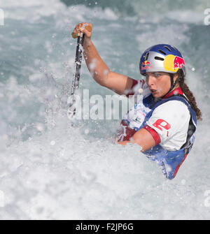 Lee Valley, Londra, Regno Unito. Xx Settembre, 2015. ICF Canoa Slalom campionato del mondo. Il giorno 5. C1 Donne, Jessica Fox (AUS) 2013 e 2014 C1 donne Campione del Mondo durante la C1 donna semi-finale. Credito: Azione Sport Plus/Alamy Live News Foto Stock