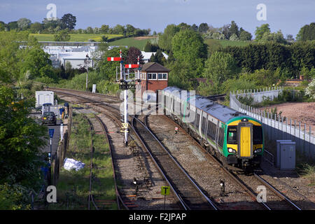 Londra Midlands 172 219 passa attraverso Droitwich con 2V38 1519 Whitlocks fine a Worcester Foregate Street il 16/05/15. Foto Stock