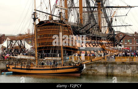 AJAX NEWS FOTO - 2005, 1 luglio, Portsmouth Inghilterra - IFOS 2005 -REPLICA DEL XVIII SEC. SCHOONER PICKLE comandato da LT.JOHN LAPENOTIERE che hanno portato la buona e la cattiva notizia della battaglia di Trafalgar in Gran Bretagna nel 1805 dopo una durata di nove giorni dal passaggio dello Stretto di Gibilterra. La replica è stata costruita in Russia nel 1996. IN BACKGROUND, Nelson nave ammiraglia HMS Victory. Foto:JONATHAN EASTLAND/AJAX REF:D50107 44 Foto Stock