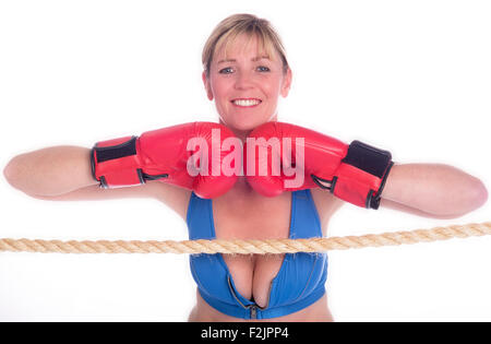 Attraente boxer femmina appoggiata sulle corde di un anello di inscatolamento Foto Stock