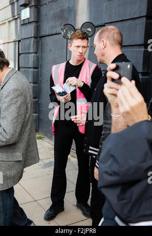 Un personale gentile e disponibile agli stati con il mouse le orecchie accoglie i visitatori a Banksy's Dismaland in Weston super Mare Foto Stock