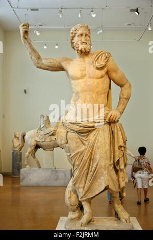 Statua di Poseidone (125 -100 BC) da Parian marble nel museo archeologico nazionale di Atene, Grecia. Foto Stock