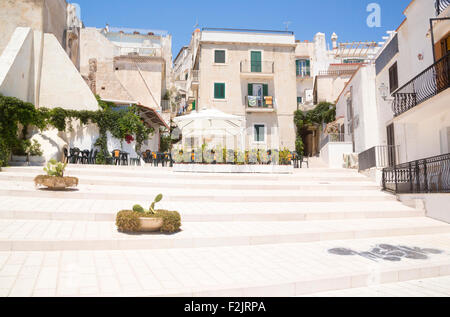 Retro-strada e piazza di Vieste old town Puglia Italia a mezzogiorno Foto Stock