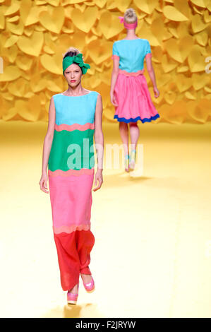 Modello bei der Agatha Ruiz de la Prada Fashion Show auf der Mercedes-Benz Settimana della Moda a Madrid la primavera/estate 2016. Madrid, 18.09.2015 Foto Stock