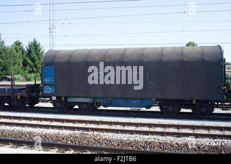 Vista di un carro di acciaio in ferrovia Foto Stock