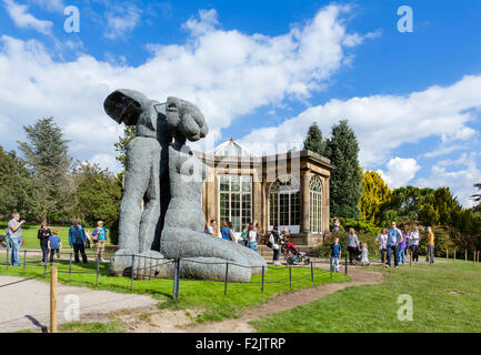 Lady-Hare 'Sitting' da Sophie Ryder, Yorkshire Sculpture Park, West Bretton, Wakefield, West Yorkshire, Inghilterra, Regno Unito Foto Stock