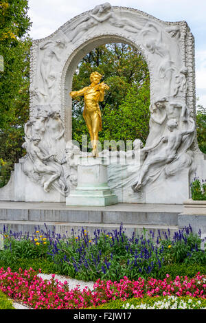 Un monumento al compositore Johann Strauss II, 1825-1899, Stadtpark parco municipale, Vienna, Vienna, Austria, Europa Foto Stock