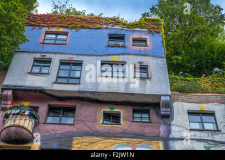 Colorata facciata di Casa Hundertwasser, Hundertwasserhaus, appartamento edificio, Vienna, Austria, Europa Foto Stock