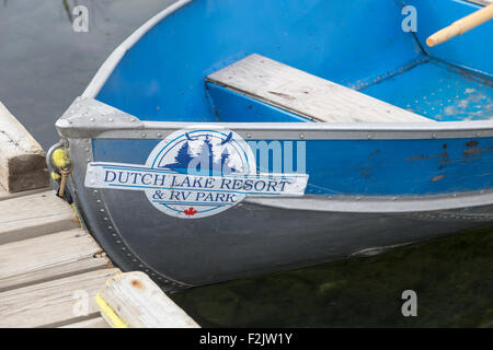 Moored blue canoa al lago olandese in Clearwater, British Columbia, Canada, America del Nord. Foto Stock