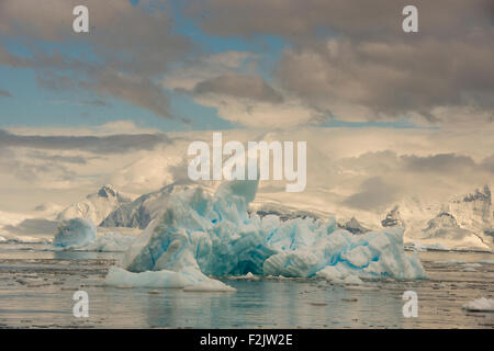 Bella Iceberg, viaggio su nave in Antartide Foto Stock