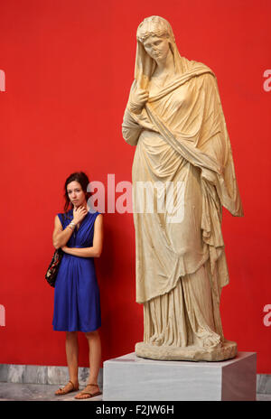 In una delle sale dedicate all'antica scultura Greca presso il Museo Archeologico Nazionale di Atene in Grecia. Foto Stock