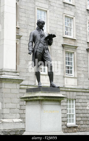 Oliver Goldsmith statua da JH Foley al di fuori del Regent House, il Trinity College di Dublino, Irlanda Foto Stock