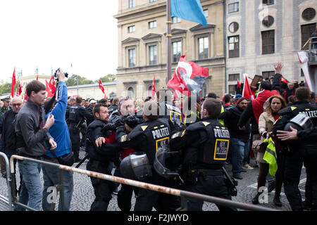 Monaco di Baviera, Germania. Xx Settembre, 2015. Nazionalisti turco rally contro i curdi e per Erdogans politica contro il PKK. © Michael Trammer/Pacific Press/Alamy Live News Foto Stock