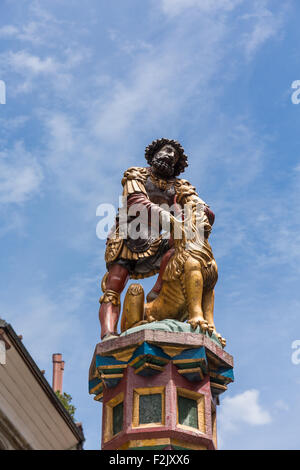 Uccidendo il leone, XVI secolo colorato tradizionale fontane e statue nella città vecchia di Berna, Svizzera Foto Stock