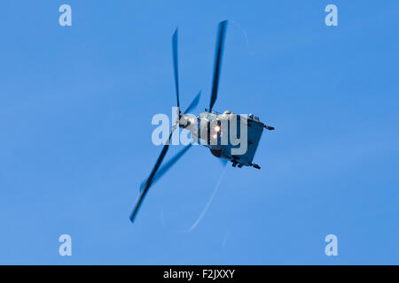 Boeing Chinook HC4 ruotando sul suo lato a Southport. Foto Stock