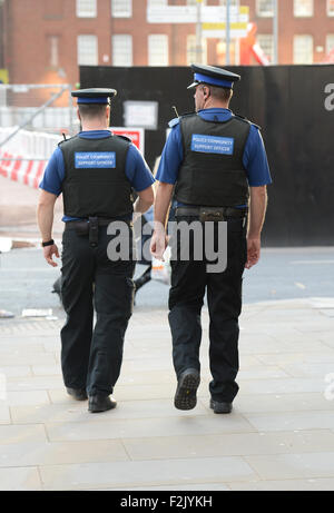 Due Greater Manchester Police Community Support Officers a piedi lungo Quay Street nel centro della città di Manchester Foto Stock